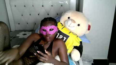 Snapshot of milkybee3000 chatting on November 27, 2025, 10:56 pm Milkybee online show from November 27, 2025, 10:56 pm