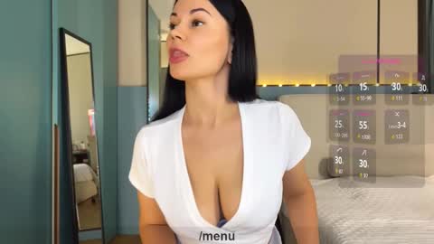 Mila online show from November 7, 2025, 6:52 pm