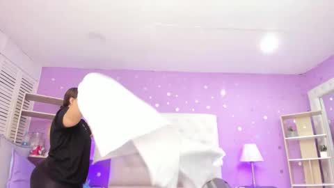 Snapshot of millers_rousse chatting on December 19, 2025, 12:01 pm millers_rousse online show from December 19, 2025, 12:01 pm