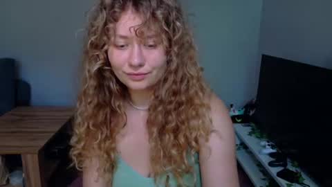 Snapshot of milounee chatting on July 8, 2026, 8:19 am milounee online show from July 8, 2026, 8:19 am