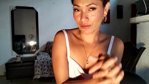 Snapshot of milu_curly chatting on March 18, 2026, 2:42 pm Milu online show from March 18, 2026, 2:42 pm