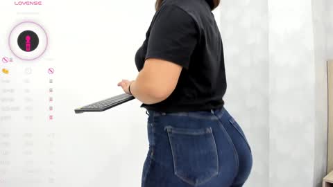 Snapshot of milu_gomez chatting on December 3, 2024, 7:33 pm Milu Gomez online show from December 3, 2024, 7:33 pm