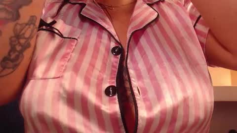 Snapshot of milu_w4llace chatting on November 13, 2025, 2:10 am Milu Wallace online show from November 13, 2025, 2:10 am