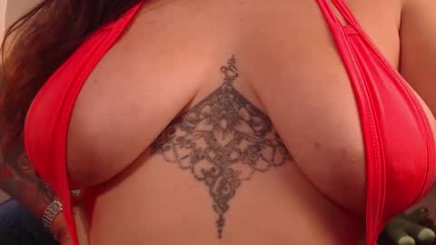 Snapshot of milu_w4llace chatting on November 15, 2025, 8:27 pm Milu Wallace online show from November 15, 2025, 8:27 pm