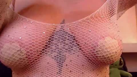 Snapshot of milu_w4llace chatting on November 28, 2025, 10:23 pm Milu Wallace online show from November 28, 2025, 10:23 pm