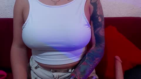 Milu Wallace  online show from February 7, 2026, 11:19 pm