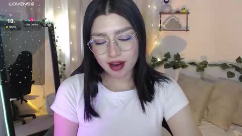 Snapshot of mily_thomson_b chatting on December 4, 2025, 6:27 pm Mily online show from December 4, 2025, 6:27 pm