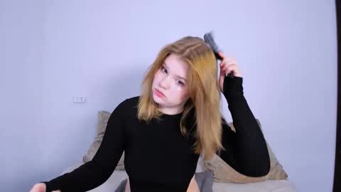 hi Im Mina  online show from October 21, 2025, 10:43 pm