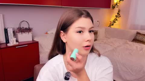 Snapshot of minditrelles chatting on October 9, 2025, 7:17 am Mindi online show from October 9, 2025, 7:17 am