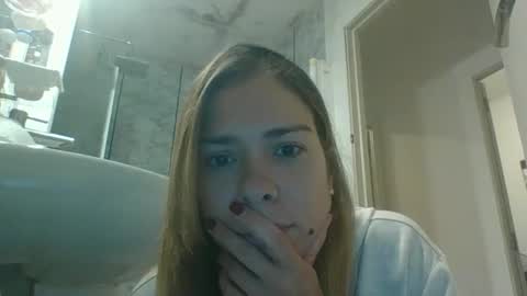 Snapshot of mindy_moon chatting on November 5, 2025, 7:03 pm Anna online show from November 5, 2025, 7:03 pm