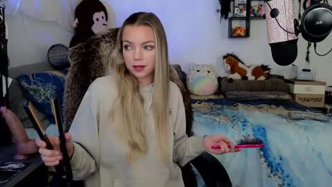 Mindy Mars online show from November 5, 2025, 4:07 pm