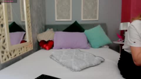 Snapshot of mira_glow chatting on April 23, 2026, 1:57 pm Mira online show from April 23, 2026, 1:57 pm