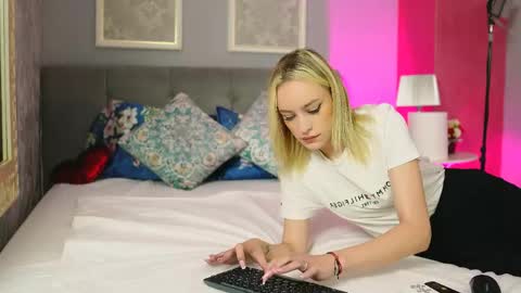 Snapshot of mira_glow chatting on June 1, 2026, 4:47 am Mira online show from June 1, 2026, 4:47 am