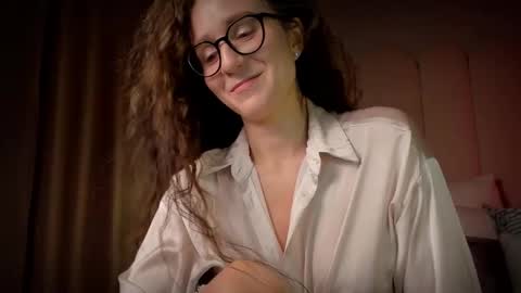 Snapshot of mira_kraviz chatting on February 15, 2026, 3:53 pm Mira online show from February 15, 2026, 3:53 pm