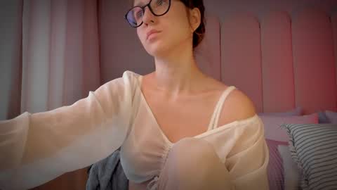 Snapshot of mira_kraviz chatting on June 22, 2026, 9:39 am Mira online show from June 22, 2026, 9:39 am