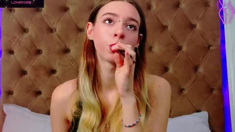 mira_lynxx online show from December 5, 2025, 5:16 am