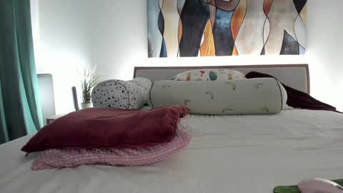 Eva online show from November 24, 2025, 7:13 pm