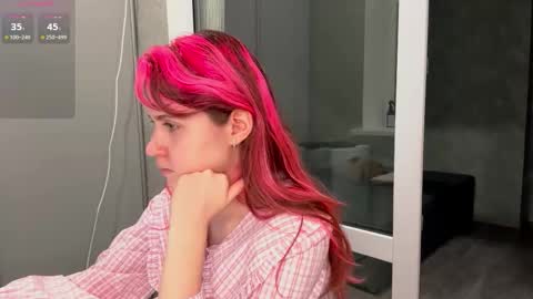 Snapshot of mishahartwigsen chatting on September 26, 2025, 5:28 pm Molly online show from September 26, 2025, 5:28 pm