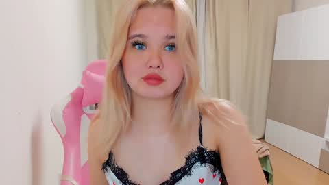 miss__selena online show from December 18, 2024, 10:02 pm