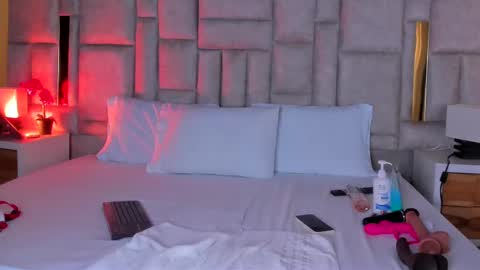 Miss Abigail  online show from November 21, 2025, 1:21 pm