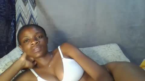 miss_belllo online show from February 19, 2025, 5:49 am