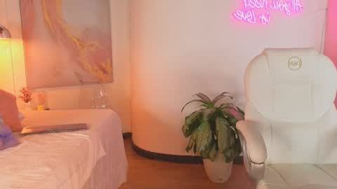 Snapshot of miss_honey21_ chatting on October 9, 2025, 7:56 pm Honey online show from October 9, 2025, 7:56 pm