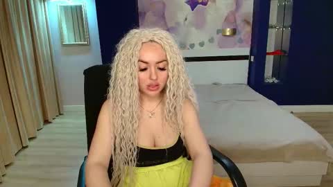 Snapshot of miss_kiten chatting on November 9, 2025, 8:40 pm miss_kiten online show from November 9, 2025, 8:40 pm