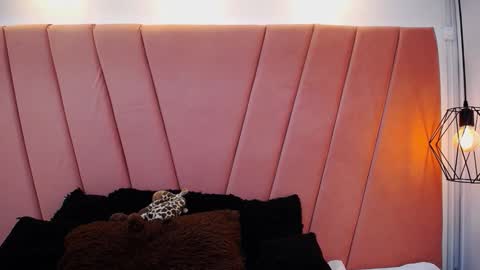 mia online show from October 23, 2025, 12:04 pm