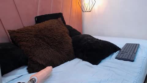 mia online show from November 26, 2025, 11:33 am