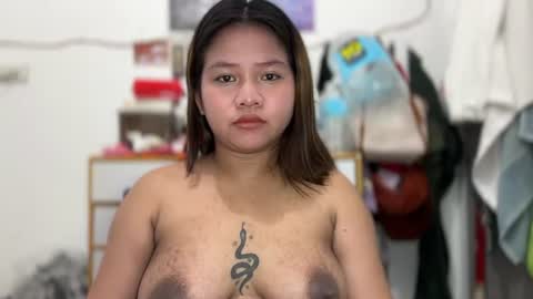 Snapshot of miss_peachyxxx chatting on August 1, 2026, 7:13 pm Lyn online show from August 1, 2026, 7:13 pm