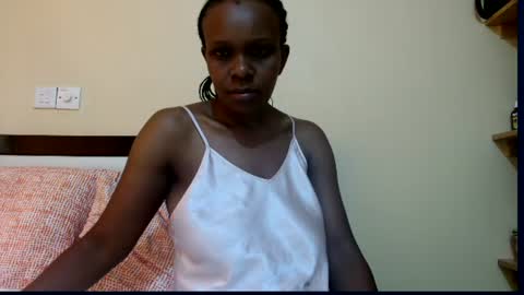 Snapshot of miss_reina21 chatting on July 18, 2026, 12:42 pm Reina online show from July 18, 2026, 12:42 pm