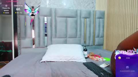 Miss Evelyn  online show from December 18, 2025, 3:01 am