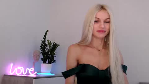 Snapshot of missemma1111 chatting on December 2, 2024, 7:25 am EMMA online show from December 2, 2024, 7:25 am