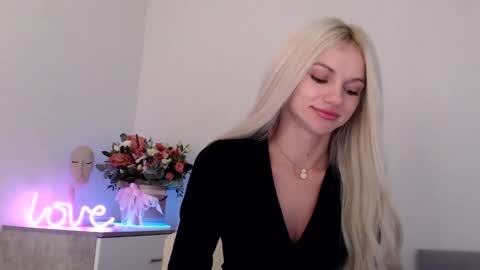 Snapshot of missemma1111 chatting on December 5, 2024, 9:17 pm EMMA online show from December 5, 2024, 9:17 pm