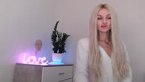 Snapshot of missemma1111 chatting on December 6, 2024, 9:02 pm EMMA online show from December 6, 2024, 9:02 pm