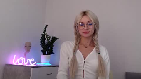 Snapshot of missemma1111 chatting on December 8, 2024, 6:39 pm EMMA online show from December 8, 2024, 6:39 pm