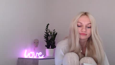 Snapshot of missemma1111 chatting on December 15, 2024, 9:31 pm EMMA online show from December 15, 2024, 9:31 pm