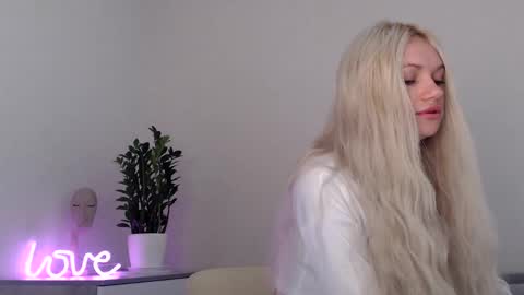 Snapshot of missemma1111 chatting on December 16, 2024, 5:38 am EMMA online show from December 16, 2024, 5:38 am