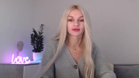 Snapshot of missemma1111 chatting on December 17, 2024, 9:16 pm EMMA online show from December 17, 2024, 9:16 pm