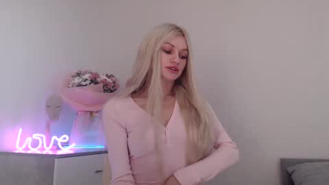 Snapshot of missemma1111 chatting on December 20, 2024, 8:23 pm EMMA online show from December 20, 2024, 8:23 pm