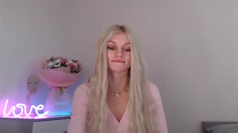 Snapshot of missemma1111 chatting on December 20, 2024, 11:26 pm EMMA online show from December 20, 2024, 11:26 pm