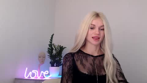 Snapshot of missemma1111 chatting on January 4, 2025, 9:52 pm EMMA online show from January 4, 2025, 9:52 pm