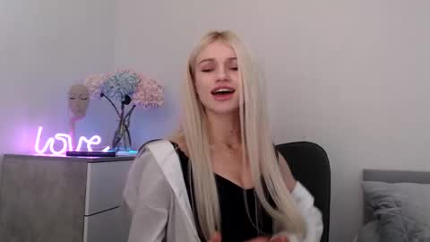 Snapshot of missemma1111 chatting on January 22, 2025, 11:53 pm EMMA online show from January 22, 2025, 11:53 pm