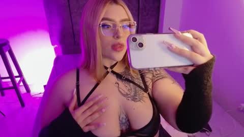missevans_ online show from January 15, 2026, 8:01 pm