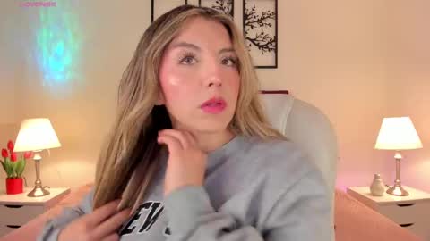 Bella Castillo online show from September 19, 2025, 2:29 pm