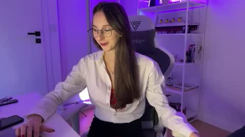 misslalii online show from October 7, 2025, 6:27 pm