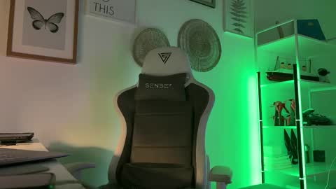 misslalii online show from March 3, 2026, 5:41 pm