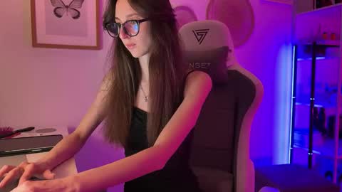 misslalii online show from April 2, 2026, 7:22 pm