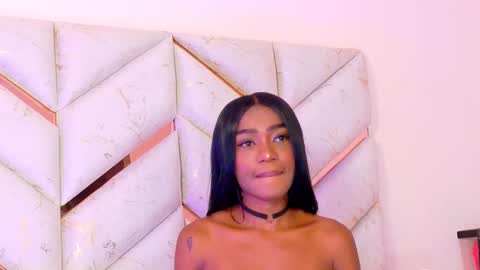 lyly  independient model online show from April 8, 2026, 5:57 pm