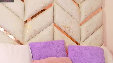 lyly  independient model online show from April 25, 2026, 5:43 pm